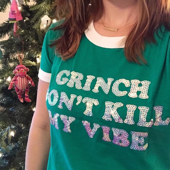 Like New Grinch Don’t Kill My Vibe Christmas tee - Picture 2 of 3